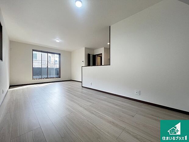 【居間・リビング】日当たり良好の明るいリビングで朝の目覚めもスッキリできそう!対面キッチンでご家族のコミュニケーションも自然と増える設計!小さなお子様が遊ぶスペースを作っても広々とくつろげるLDK!