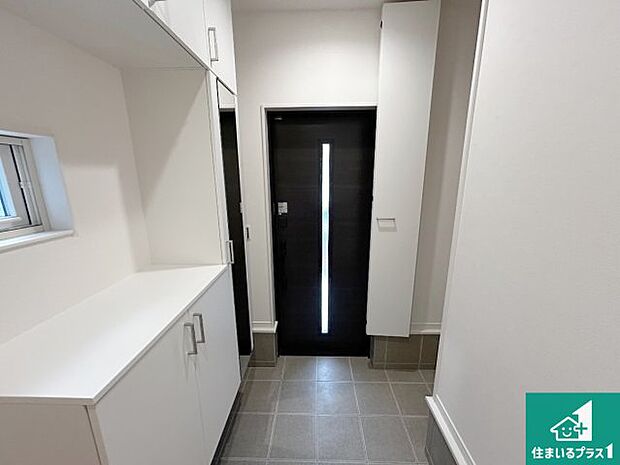 【玄関】シューズボックスにはたくさんの靴が収納できるので玄関周りはいつもスッキリ!ご家族が増えても安心!