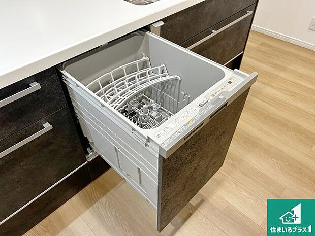 【食器洗浄乾燥機】食事後の一仕事、食器洗いをボタン一つでお任せできちゃいます!場所を取らないビルトイン式なので、お料理スペースもしっかり確保!