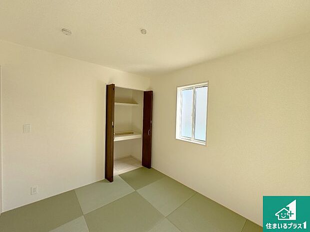 【和室】一室あると便利な和室は客間としてだけでなく、小さなお子様のプレイルームや食後のくつろぎスペースとしてもご利用いただけます。収納もついていますので大活躍間違いなし!