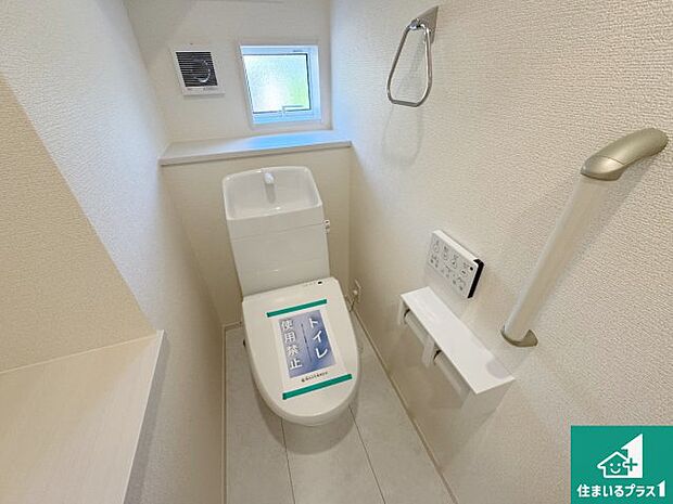 【トイレ】1・2階の2ヶ所にあるので、朝の忙しい時間の順番待ちもなく、深夜の利用にも大変便利です。