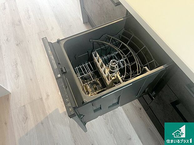 【食洗機】食事後の一仕事、食器洗いをボタン一つでお任せできちゃいます!場所を取らないビルトイン式なので、お料理スペースもしっかり確保!
