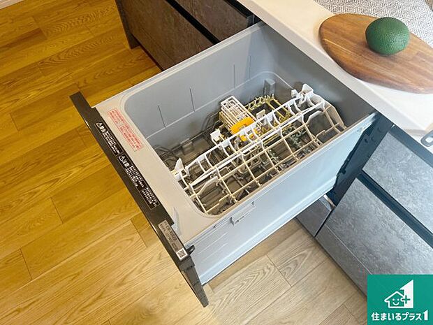 【食洗機】食事後の一仕事、食器洗いをボタン一つでお任せできちゃいます!場所を取らないビルトイン式なので、お料理スペースもしっかり確保!