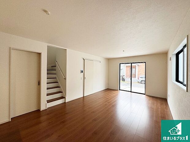 【居間・リビング】日当たり良好の明るいリビングで朝の目覚めもスッキリできそう!対面キッチンでご家族のコミュニケーションも自然と増える設計!小さなお子様が遊ぶスペースを作っても広々とくつろげるLDK!