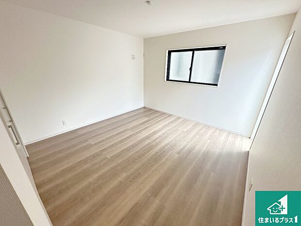 【洋室】シンプルな洋室は、自分好みのインテリアが楽しめます♪ご家族とインテリアや家具を選びに行くのは新築購入時の醍醐味の一つです。ぜひお楽しみください♪