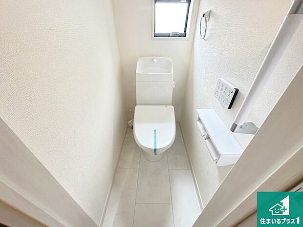 【トイレ】1・2階の2ヶ所にあるので、朝の忙しい時間の順番待ちもなく、深夜の利用にも大変便利です。