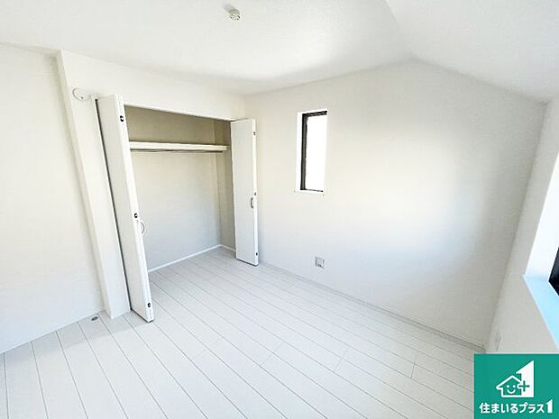 【洋室】シンプルな洋室は、自分好みのインテリアが楽しめます♪ご家族とインテリアや家具を選びに行くのは新築購入時の醍醐味の一つです。ぜひお楽しみください♪