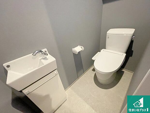 【トイレ】1・2階の2ヶ所にあるので、朝の忙しい時間の順番待ちもなく、深夜の利用にも大変便利です。