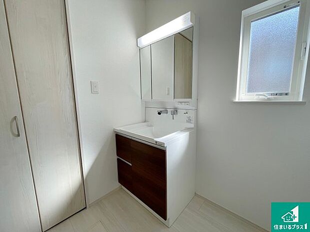 【独立洗面台】清潔感のある洗面台です。フラットな鏡は掃除がしやすく毎日清潔!鏡裏には収納があるのでスッキリとした洗面台が保てます。