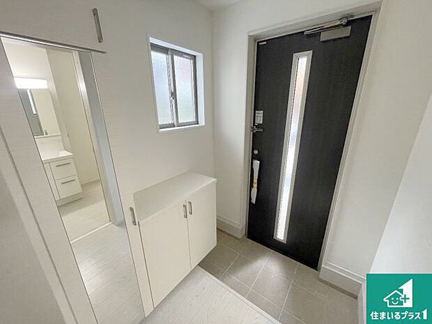 【玄関】シューズボックスにはたくさんの靴が収納できるので玄関周りはいつもスッキリ!ご家族が増えても安心!