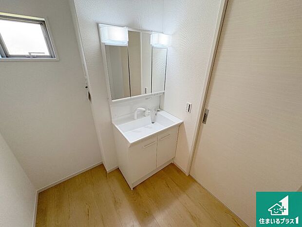 【独立洗面台】清潔感のある洗面台です。フラットな鏡は掃除がしやすく毎日清潔!鏡裏には収納があるのでスッキリとした洗面台が保てます。