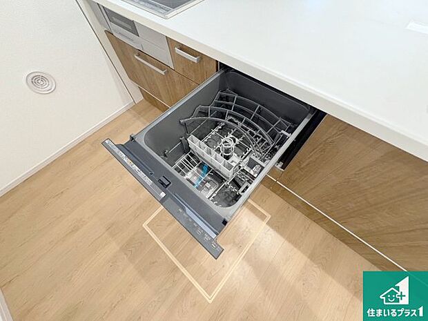 【食器洗い乾燥機】食事後の一仕事、食器洗いをボタン一つでお任せできちゃいます!場所を取らないビルトイン式なので、お料理スペースもしっかり確保!