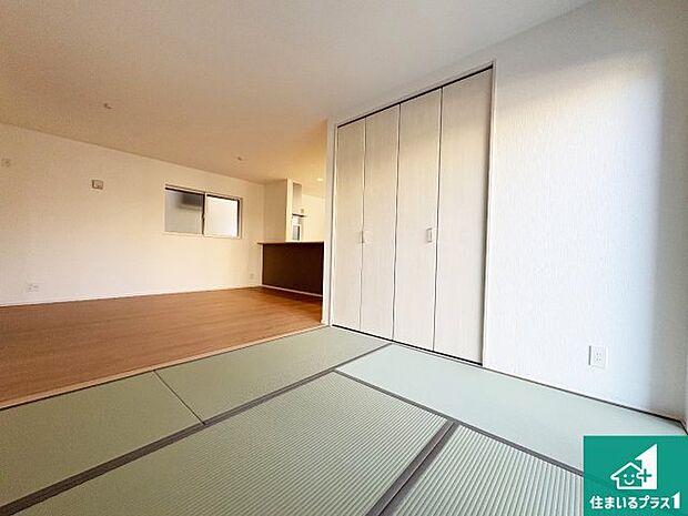 【和室】一室あると便利な和室は客間としてだけでなく、小さなお子様のプレイルームや食後のくつろぎスペースとしてもご利用いただけます。収納もついていますので大活躍間違いなし!