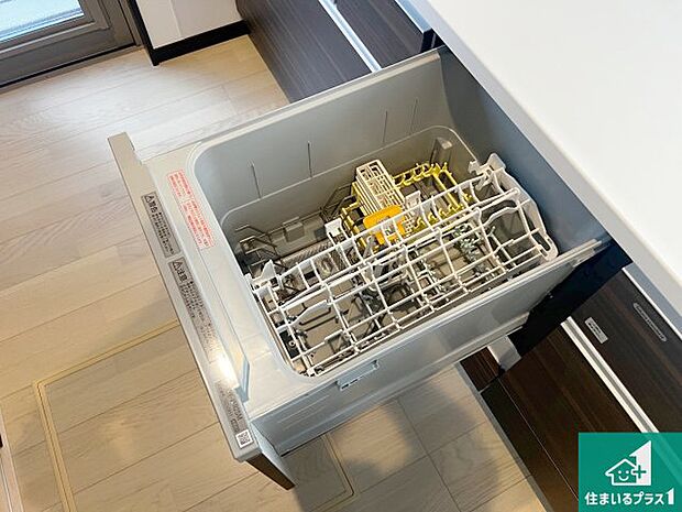 【食洗機】食事後の一仕事、食器洗いをボタン一つでお任せできちゃいます!場所を取らないビルトイン式なので、お料理スペースもしっかり確保!