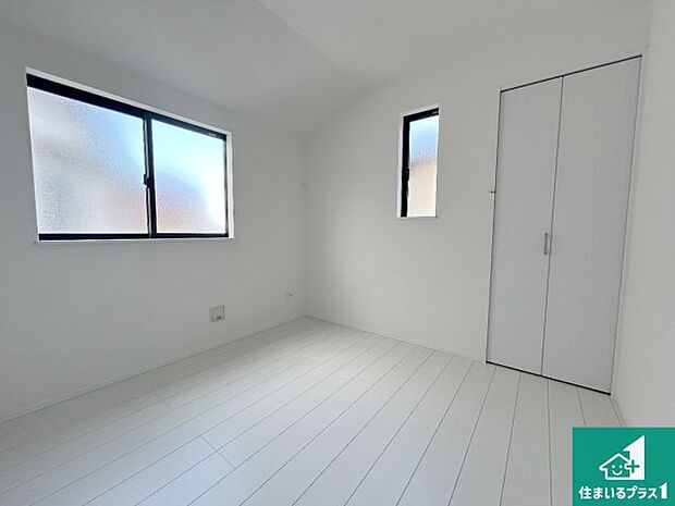 【洋室】シンプルな洋室は、自分好みのインテリアが楽しめます♪ご家族とインテリアや家具を選びに行くのは新築購入時の醍醐味の一つです。ぜひお楽しみください♪