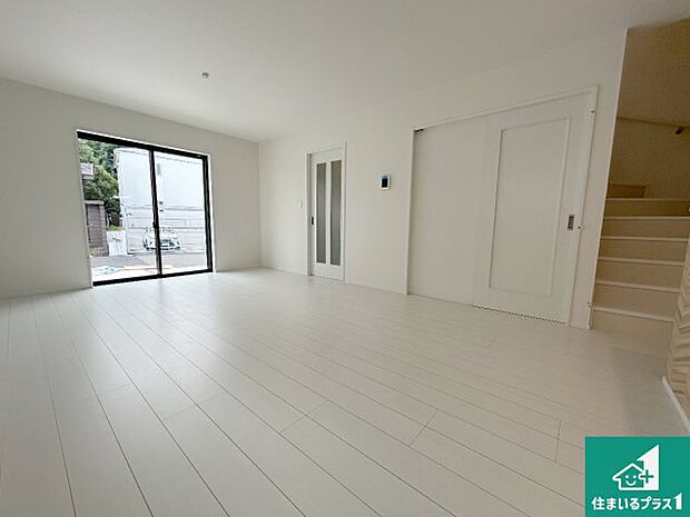 【居間・リビング】日当たり良好の明るいリビングで朝の目覚めもスッキリできそう！対面キッチンでご家族のコミュニケーションも自然と増える設計！小さなお子様が遊ぶスペースを作っても広々とくつろげるLDK！