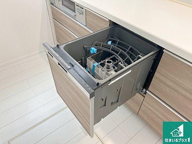 【食洗機】食事後の一仕事、食器洗いをボタン一つでお任せできちゃいます！場所を取らないビルトイン式なので、お料理スペースもしっかり確保！