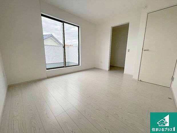 【洋室】寝室は心地よい眠りについてもらいたくて、シンプルかつ開放的な空間な設計にしています!大きな窓から差し込む日が心地いいです♪