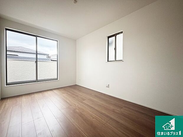 【洋室】シンプルな洋室は、自分好みのインテリアが楽しめます♪ご家族とインテリアや家具を選びに行くのは新築購入時の醍醐味の一つです。ぜひお楽しみください♪