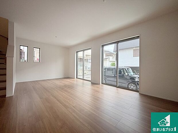 【居間・リビング】日当たり良好の明るいリビングで朝の目覚めもスッキリできそう!対面キッチンでご家族のコミュニケーションも自然と増える設計!小さなお子様が遊ぶスペースを作っても広々とくつろげるLDK!