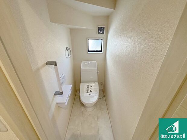 【トイレ】1・2階の2ヶ所にあるので、朝の忙しい時間の順番待ちもなく、深夜の利用にも大変便利です。