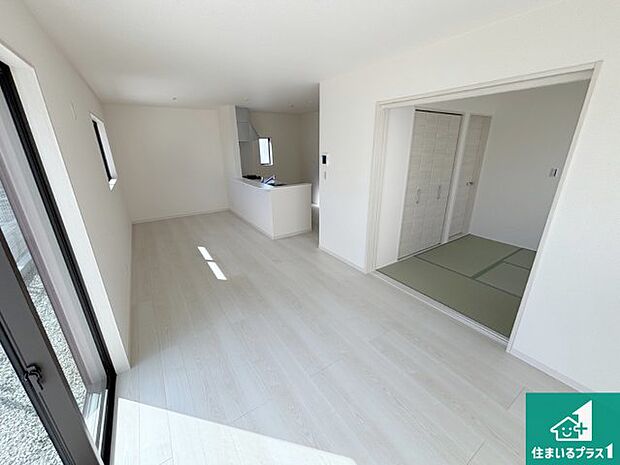 【居間・リビング】日当たり良好の明るいリビングで朝の目覚めもスッキリできそう!対面キッチンでご家族のコミュニケーションも自然と増える設計!小さなお子様が遊ぶスペースを作っても広々とくつろげるLDK!