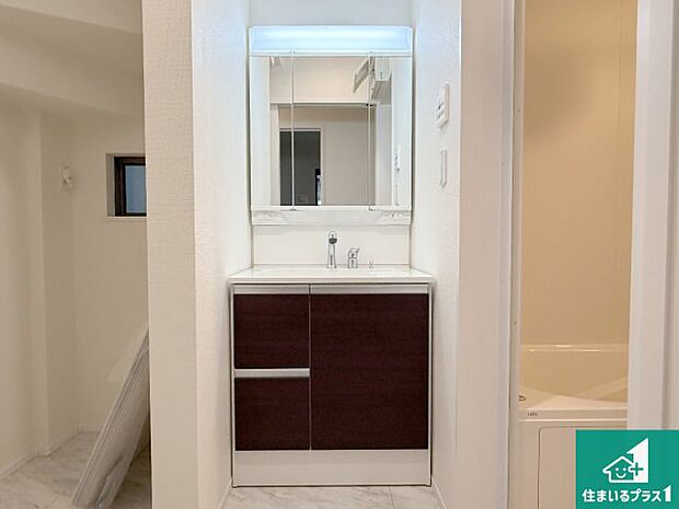 【独立洗面台】清潔感のある洗面台です。フラットな鏡は掃除がしやすく毎日清潔!鏡裏には収納があるのでスッキリとした洗面台が保てます。