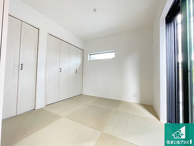 【和室】一室あると便利な和室は客間としてだけでなく、小さなお子様のプレイルームや食後のくつろぎスペースとしてもご利用いただけます。収納もついていますので大活躍間違いなし!