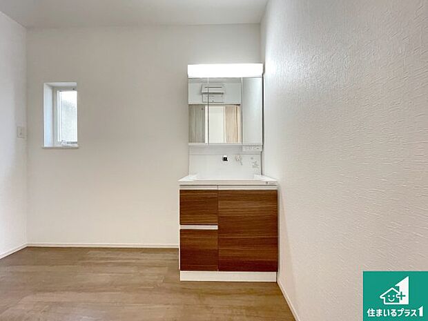 【独立洗面台】清潔感のある洗面台です。フラットな鏡は掃除がしやすく毎日清潔!鏡裏には収納があるのでスッキリとした洗面台が保てます。