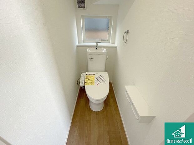 【トイレ】1・2階の2ヶ所にあるので、朝の忙しい時間の順番待ちもなく、深夜の利用にも大変便利です。