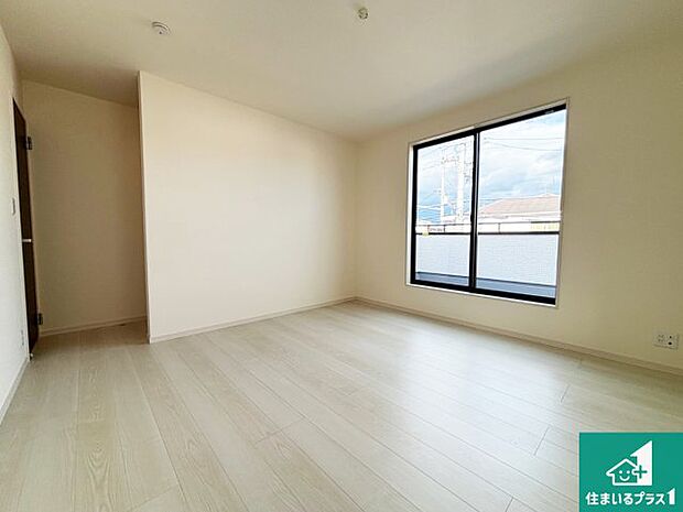 【洋室】寝室は心地よい眠りについてもらいたくて、シンプルかつ開放的な空間な設計にしています!大きな窓から差し込む日が心地いいです♪