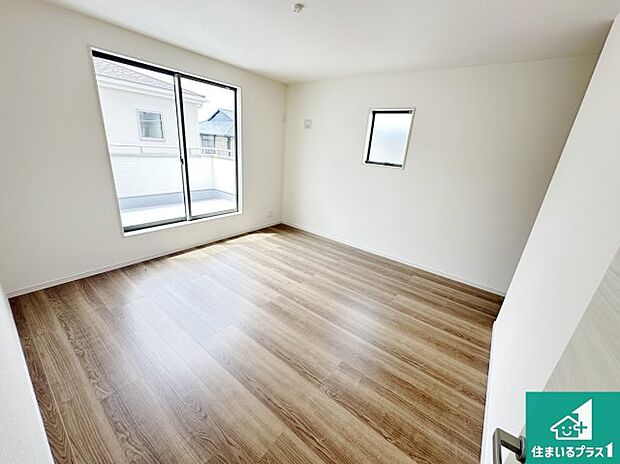 【洋室】シンプルな洋室は、自分好みのインテリアが楽しめます♪ご家族とインテリアや家具を選びに行くのは新築購入時の醍醐味の一つです。ぜひお楽しみください♪