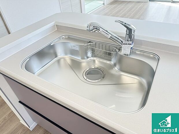 【キッチンシンク】蛇口の先端に浄水器を内蔵しています!原水と浄水、お湯と冷水、シャワーの切替えがワンタッチなので用途によって使い分けられます。