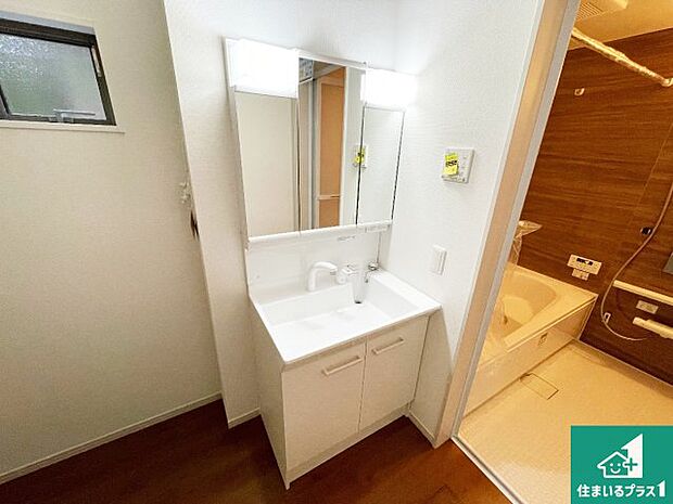 【独立洗面台】清潔感のある洗面台です。フラットな鏡は掃除がしやすく毎日清潔!鏡裏には収納があるのでスッキリとした洗面台が保てます。