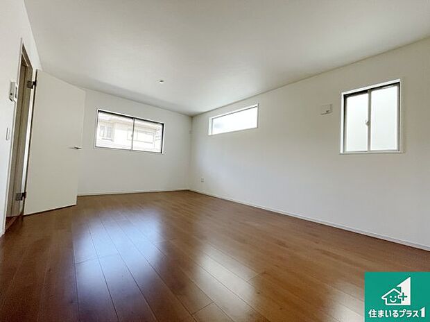 【居間・リビング】日当たり良好の明るいリビングで朝の目覚めもスッキリできそう!対面キッチンでご家族のコミュニケーションも自然と増える設計!小さなお子様が遊ぶスペースを作っても広々とくつろげるLDK!