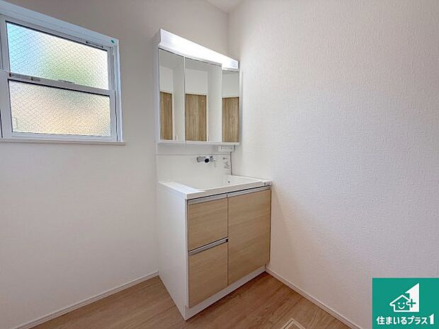 【独立洗面台】清潔感のある洗面台です。フラットな鏡は掃除がしやすく毎日清潔!鏡裏には収納があるのでスッキリとした洗面台が保てます。