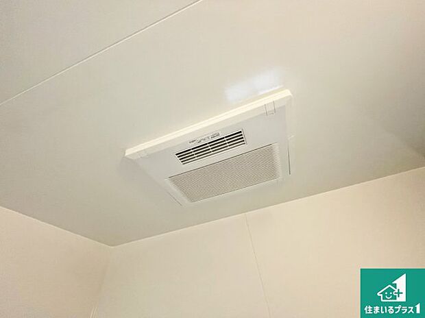 【浴室暖房乾燥機】四季を通して快適なバスライフをお手伝いする浴室暖房乾燥機!浴室の乾燥・暖房・涼風・換気はもちろん、24時間換気にも対応!