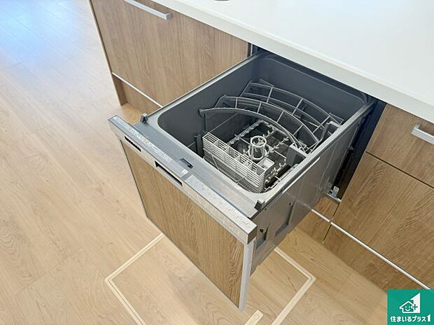 【食器洗い乾燥機】 食事後の一仕事、食器洗いをボタン一つでお任せできちゃいます!場所を取らないビルトイン式なので、お料理スペースもしっかり確保!