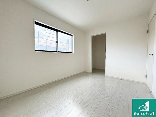 【洋室】ウォークインクローゼット付きで生活スペースもスッキリできます。各居室にも収納がありますので、お子様の衣類やおもちゃなどもしっかり収納できます。