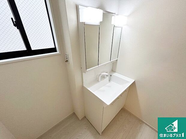 【独立洗面台】清潔感のある洗面台です。フラットな鏡は掃除がしやすく毎日清潔!鏡裏には収納があるのでスッキリとした洗面台が保てます。