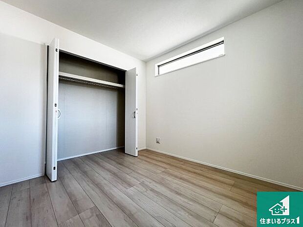 【洋室】収納スペースが充実しているので子供の成長に合わせてたくさん収納ができます!家族構成に合わせた様々な活用ができる収納!