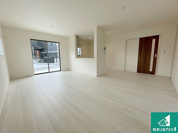 【居間・リビング】日当たり良好の明るいリビングで朝の目覚めもスッキリできそう!対面キッチンでご家族のコミュニケーションも自然と増える設計!小さなお子様が遊ぶスペースを作っても広々とくつろげるLDK!