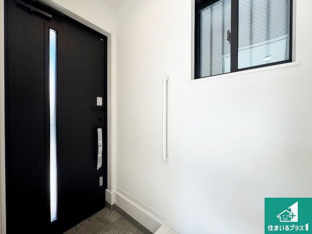 【玄関】シューズボックスにはたくさんの靴が収納できるので玄関周りはいつもスッキリ!ご家族が増えても安心!