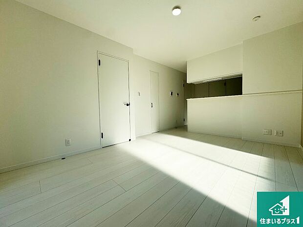 【居間・リビング】日当たり良好の明るいリビングで朝の目覚めもスッキリできそう!対面キッチンでご家族のコミュニケーションも自然と増える設計!小さなお子様が遊ぶスペースを作っても広々とくつろげるLDK!