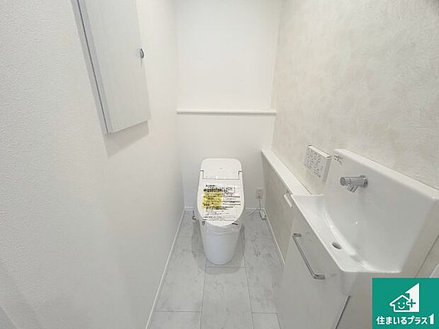 【トイレ】1・2階の2ヶ所にあるので、朝の忙しい時間の順番待ちもなく、深夜の利用にも大変便利です。