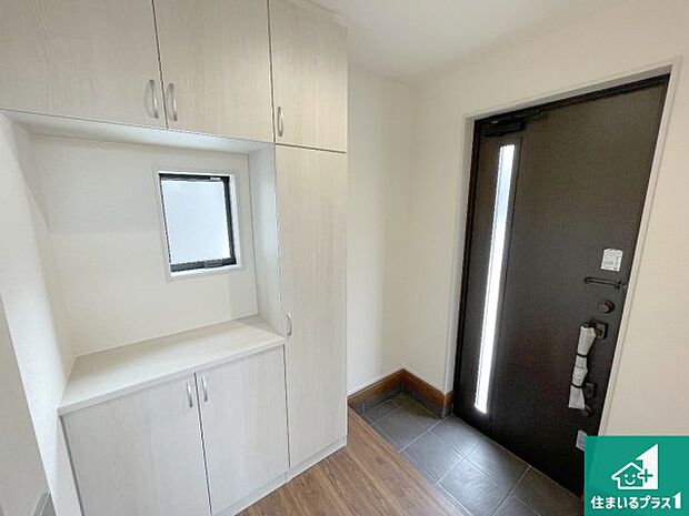 【玄関】シューズボックスにはたくさんの靴が収納できるので玄関周りはいつもスッキリ！ご家族が増えても安心！