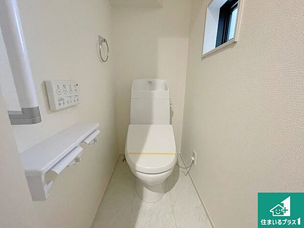 【トイレ】1・2階の2ヶ所にあるので、朝の忙しい時間の順番待ちもなく、深夜の利用にも大変便利です。