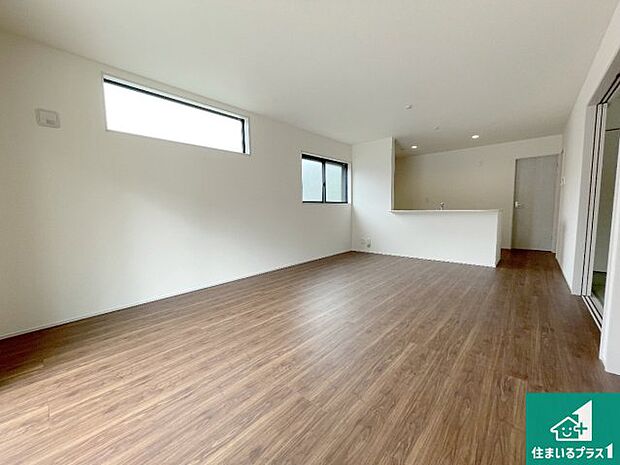 【居間・リビング】日当たり良好の明るいリビングで朝の目覚めもスッキリできそう！対面キッチンでご家族のコミュニケーションも自然と増える設計！小さなお子様が遊ぶスペースを作っても広々とくつろげるLDK！