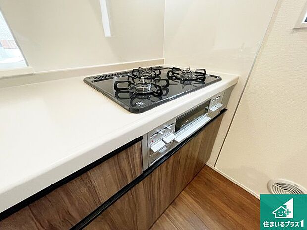 【コンロ】ダブル高火力Ｓｉセンサー付きコンロ！３口あるので、まとめて料理をする時も大活躍！