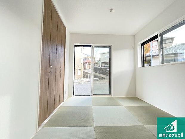 【和室】一室あると便利な和室は客間としてだけでなく、小さなお子様のプレイルームや食後のくつろぎスペースとしてもご利用いただけます。収納もついていますので大活躍間違いなし！